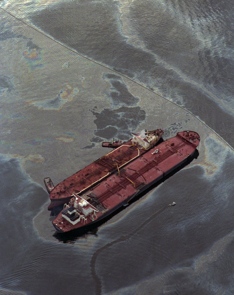 Illustration for article titled 10 Haunting Photos From the Exxon Valdez Oil Spill Catastrophe